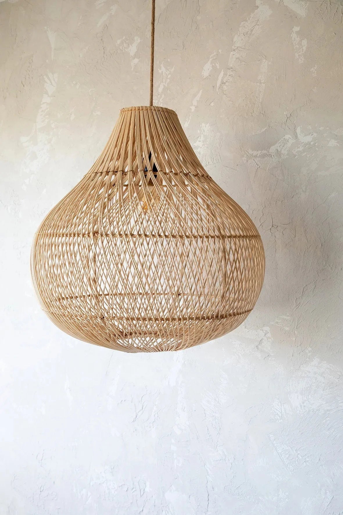 Suspension goutte ajourée en rotin naturel, luminaire en forme de goutte de 50 cm