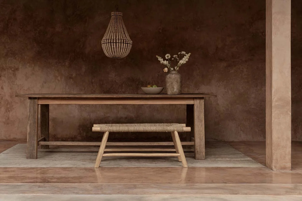Table de salle à manger rustique en bois avec banc tissé et suspension goutte en perles de bois naturelles H73 cm
