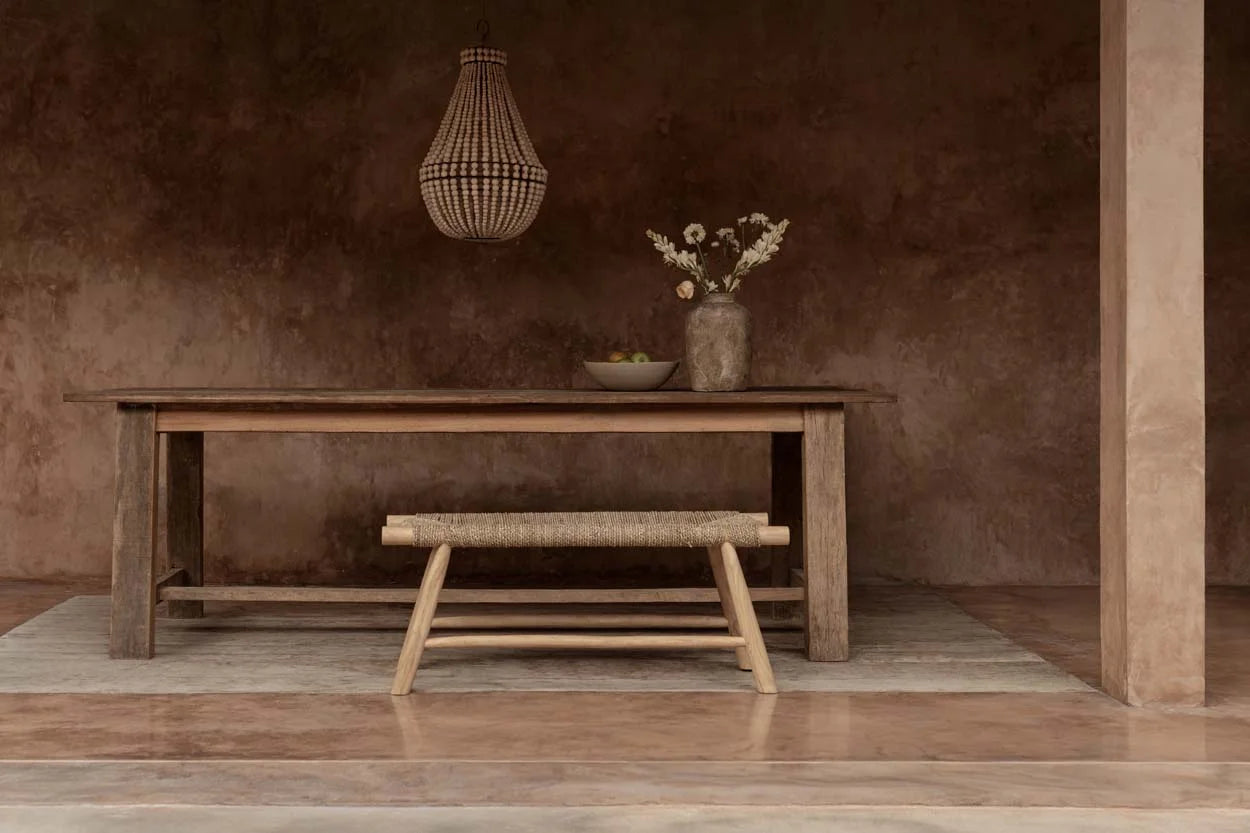 Table de salle à manger rustique en bois avec banc tissé et suspension goutte en perles de bois naturelles H73 cm