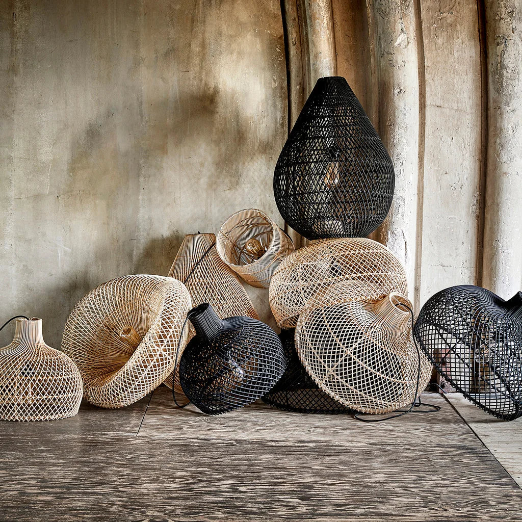 Suspension goutte en rotin noir ajouré Ø45x65 cm pour salon