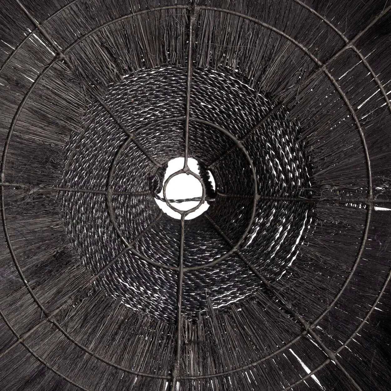 Suspension en herbe noire tressée avec franges bohèmes Ø100 cm