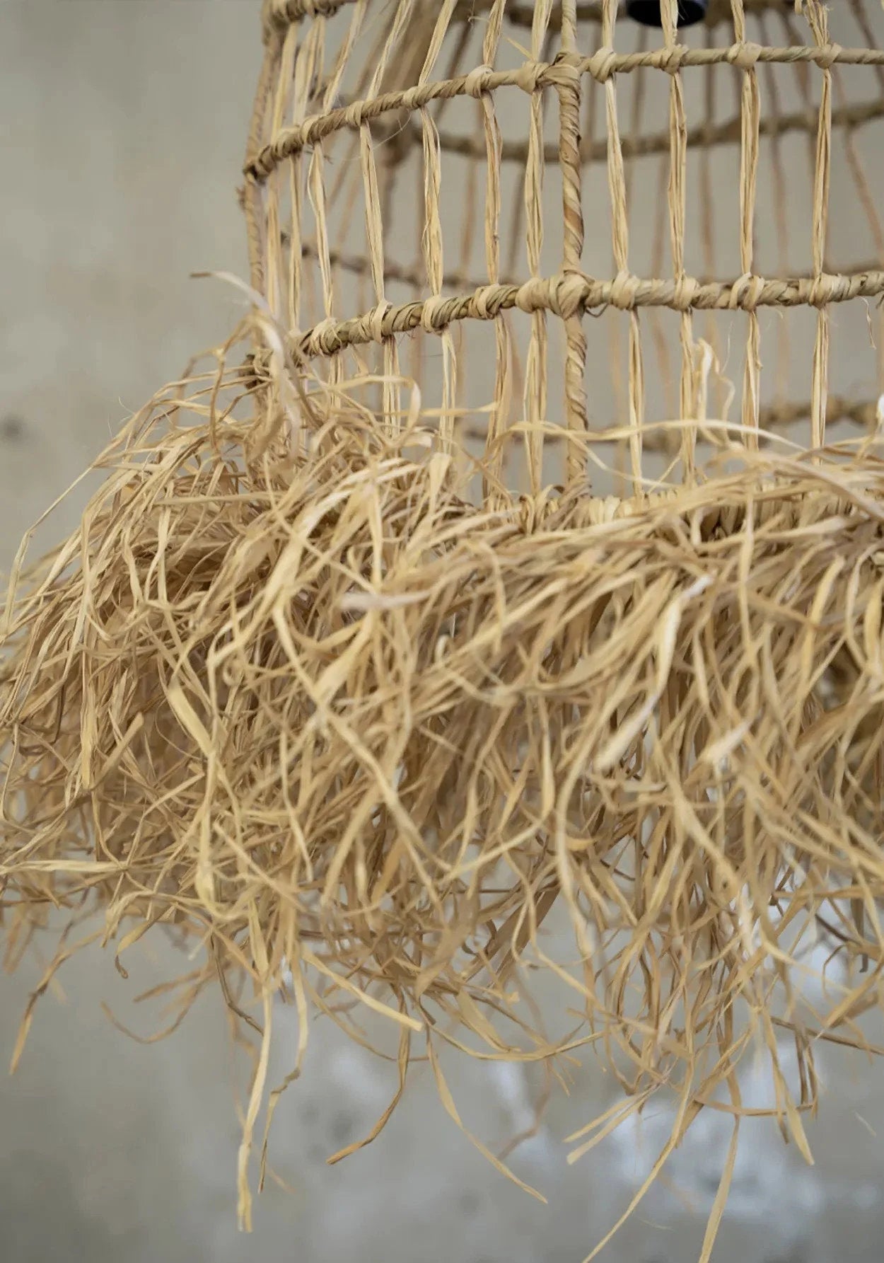 Suspension en herbe tressée forme cloche avec franges – Ø60 cm