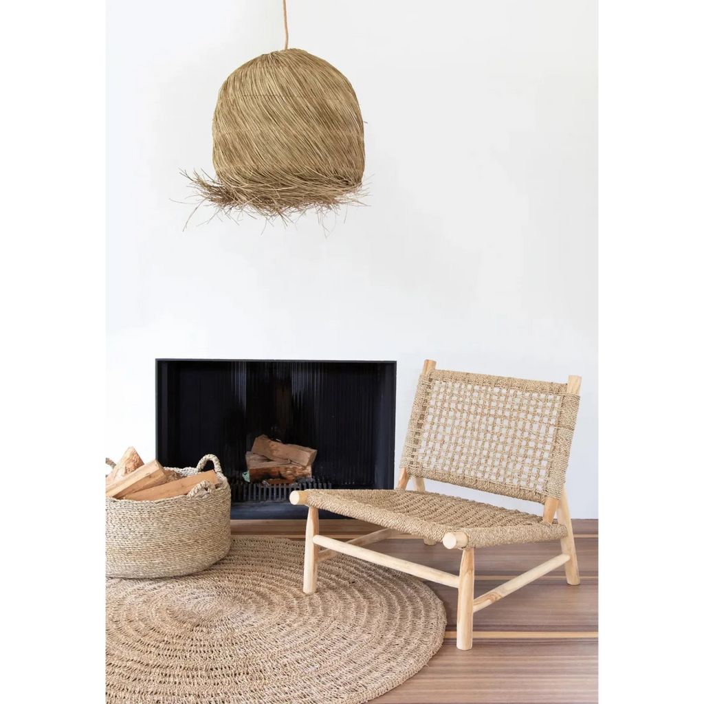 Chaise d’accent en fibre naturelle tressée avec cadre en bois clair, forme ronde