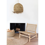 Chaise d’accent en fibre naturelle tressée avec cadre en bois clair, forme ronde