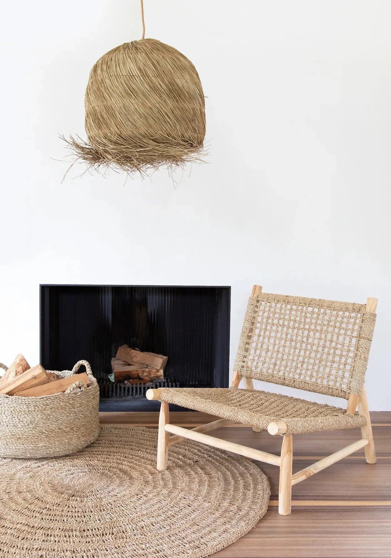 Chaise d’accent en fibre naturelle tressée avec cadre en bois clair, forme ronde