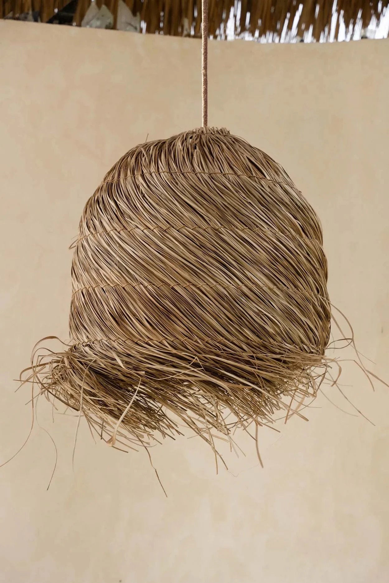 Luminaire suspendu en paille tressée naturelle ronde avec bords effilochés Ø50 cm