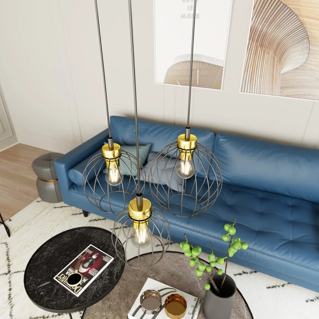 Trois suspensions industrielles noires avec douilles dorées en grappe, Ø24 cm