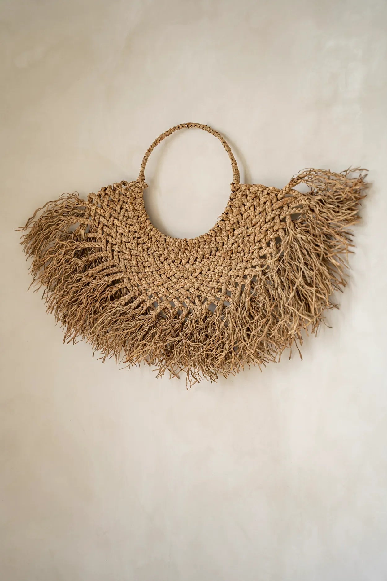 Sac en paille tissée avec franges, modèle Suspension en jacinthe d’eau naturelle 90x55 cm