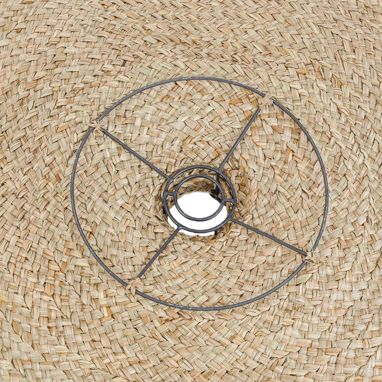 Abat-jour en métal noir avec cadre circulaire et bras radiaux pour suspension en jacinthe d’eau tressée forme organique beige Ø60 cm