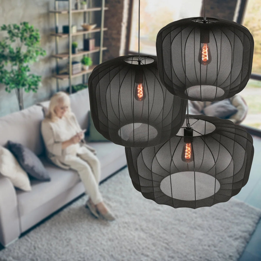 Suspension en lin noir avec ampoule visible, trois luminaires cage Ø55 cm