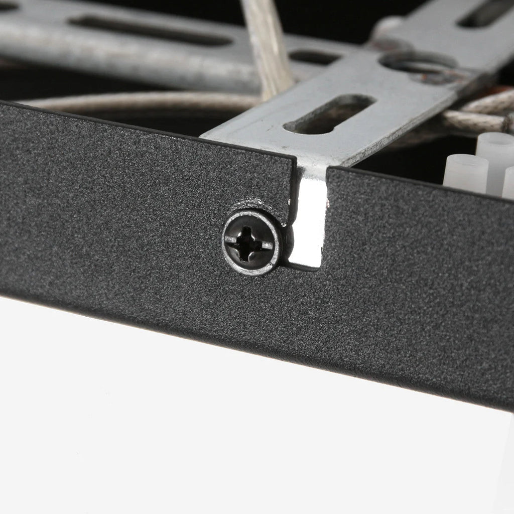 Boîte électrique en métal noir avec vis Phillips et support en métal argenté