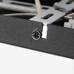 Boîte électrique en métal noir avec vis Phillips et support en métal argenté