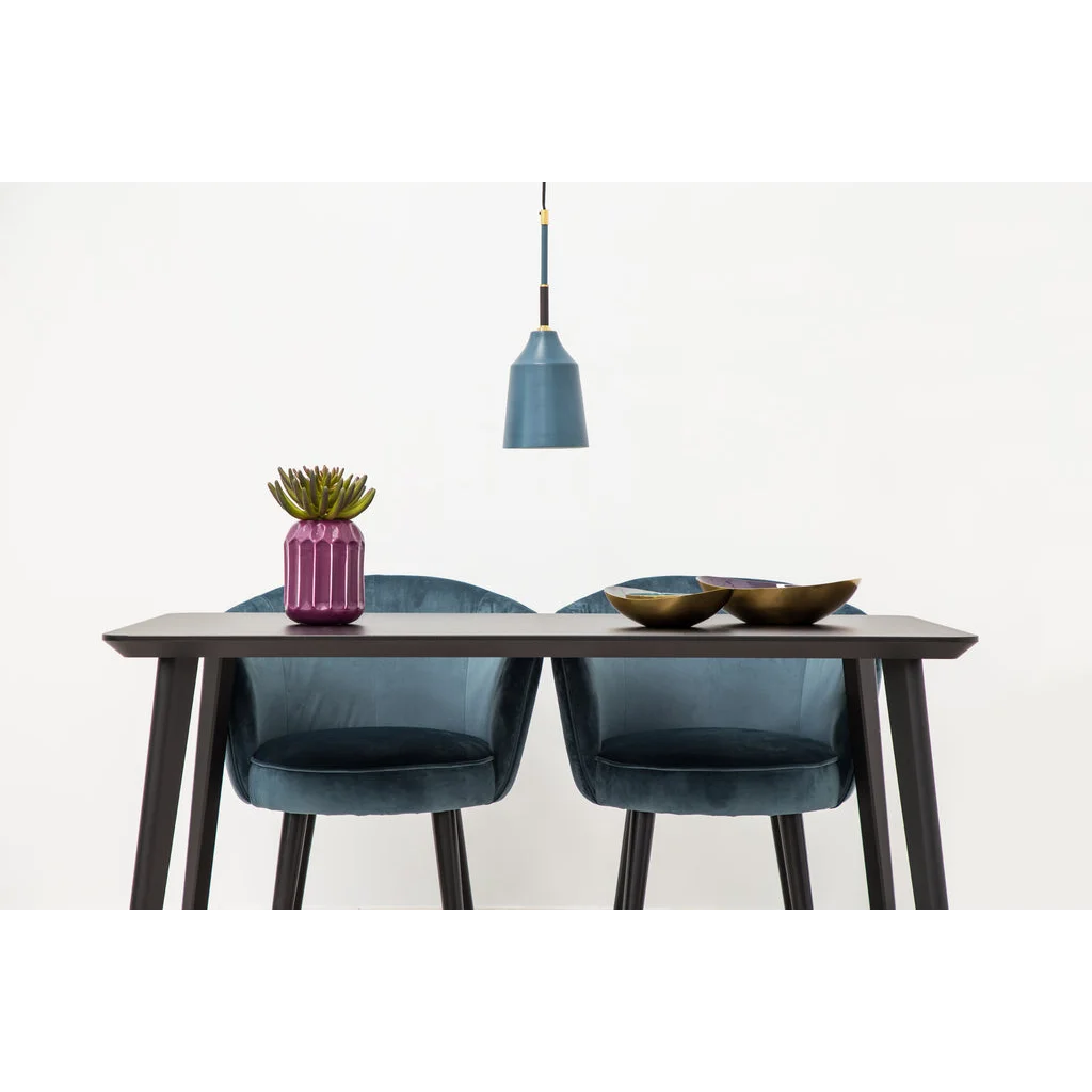 Suspension en bleu Caja Blau avec table en bois foncé et chaises en velours bleu