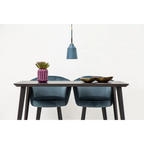 Suspension en bleu Caja Blau avec table en bois foncé et chaises en velours bleu