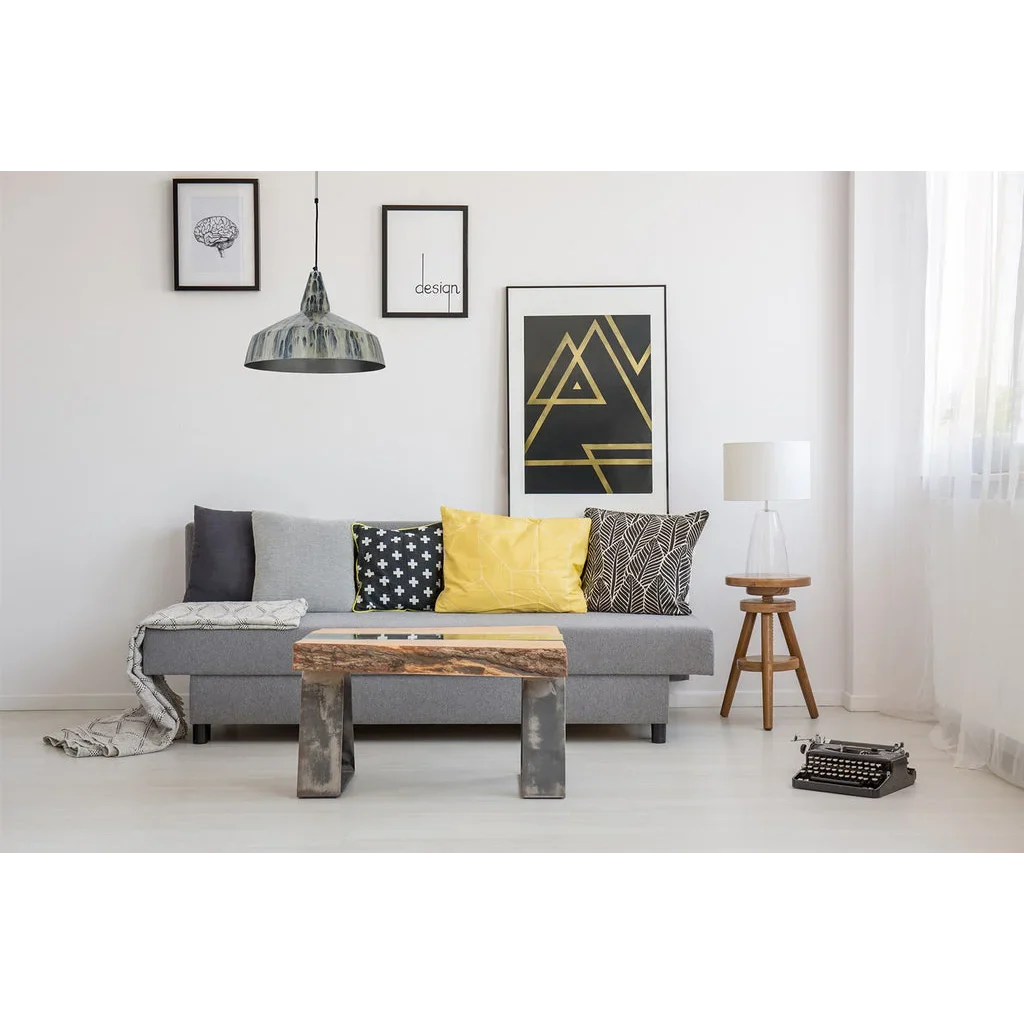 Canapé gris avec coussins colorés sous la lampe Hängelampe Harlow 100 Creme
