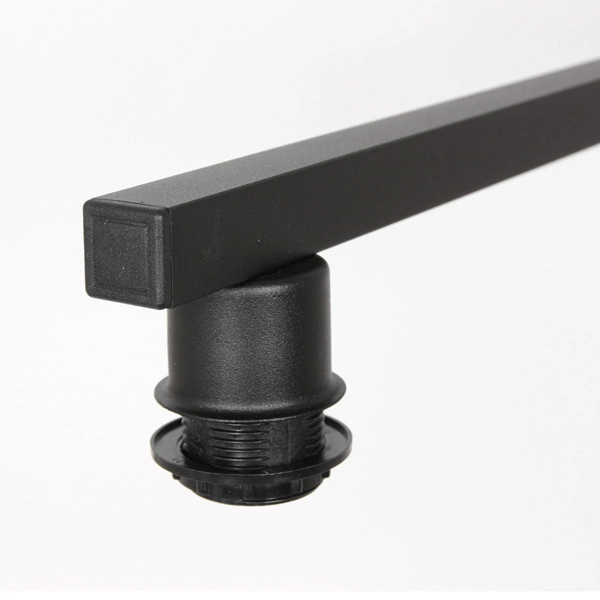 Tube carré noir avec pied en plastique ajustable pour suspension métal abat-jour tissu blanc linéaire 3 lumières 140x30 cm