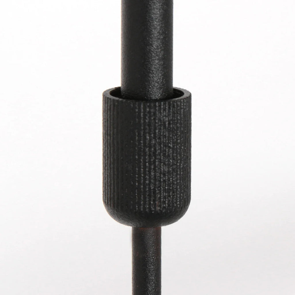 Bouton de réglage noir texturé sur un poteau en métal pour suspension moderne