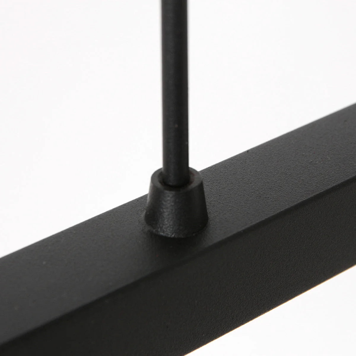 Support en métal noir avec finition texturée et grommet en caoutchouc pour une suspension plafonnier blanc linéaire 3 lumières