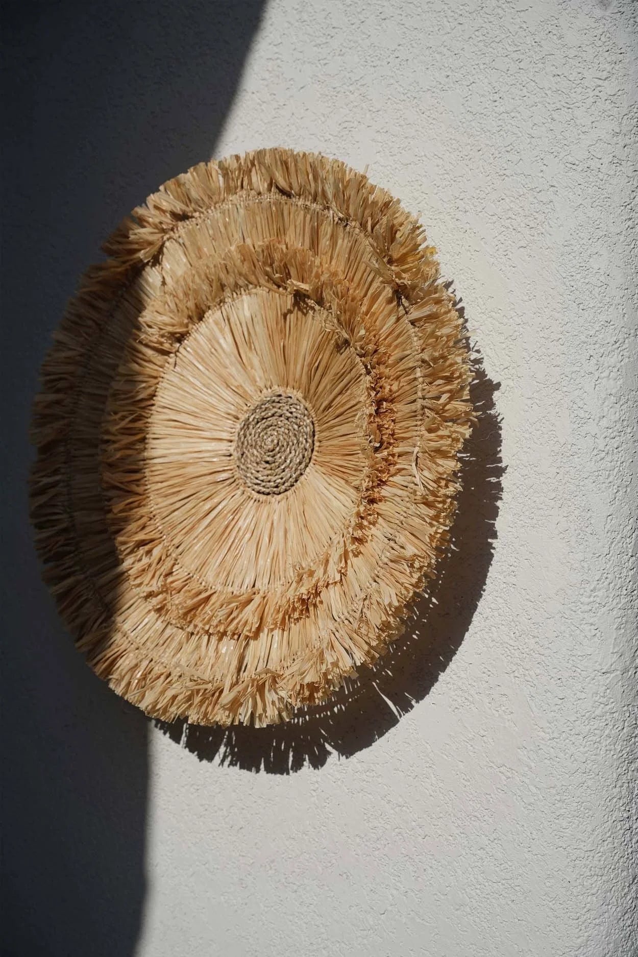 Décoration murale ronde en sisal naturel avec franges concentriques, diamètre 60 cm