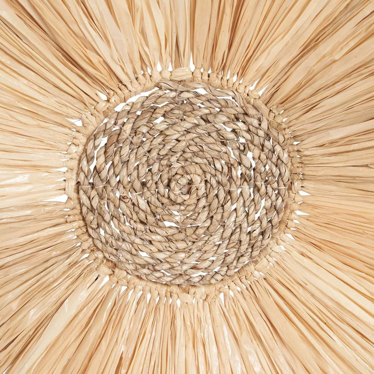 Décoration murale en paille tissée ronde avec franges concentriques ø60 cm
