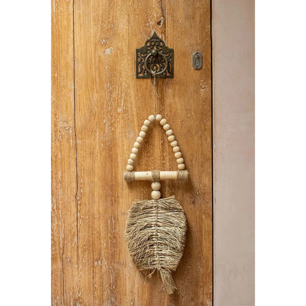 Suspension murale en raphia naturel avec perles en bois et tissage en herbe