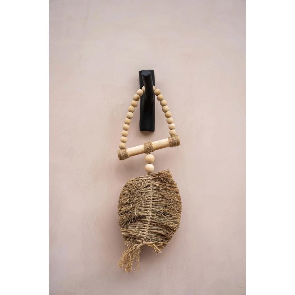 Suspension murale en raphia naturel avec perles en bois et motif feuille tissée