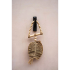 Suspension murale en raphia naturel avec perles en bois et motif feuille tissée