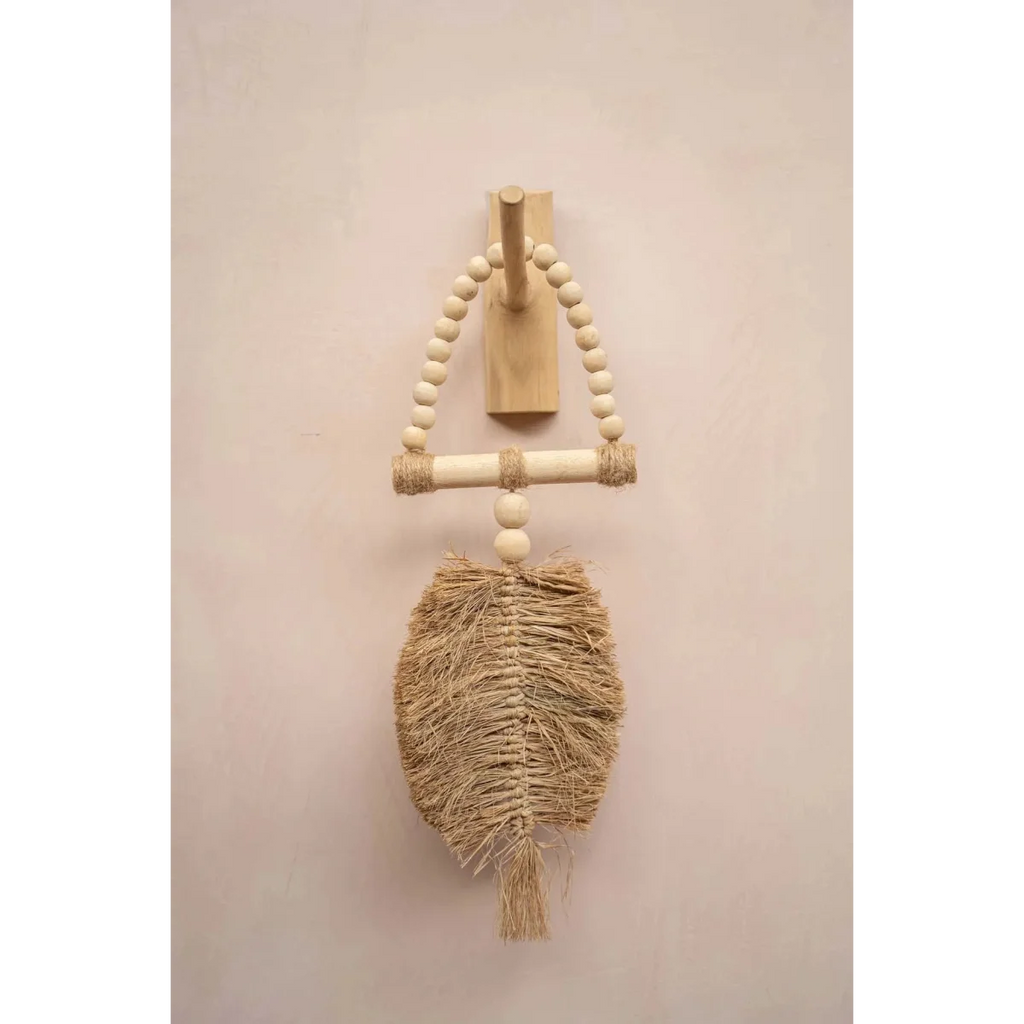 Suspension murale triangle en raphia naturel avec feuille en macramé, perles en bois et dowel