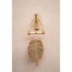 Suspension murale triangle en raphia naturel avec feuille en macramé, perles en bois et dowel