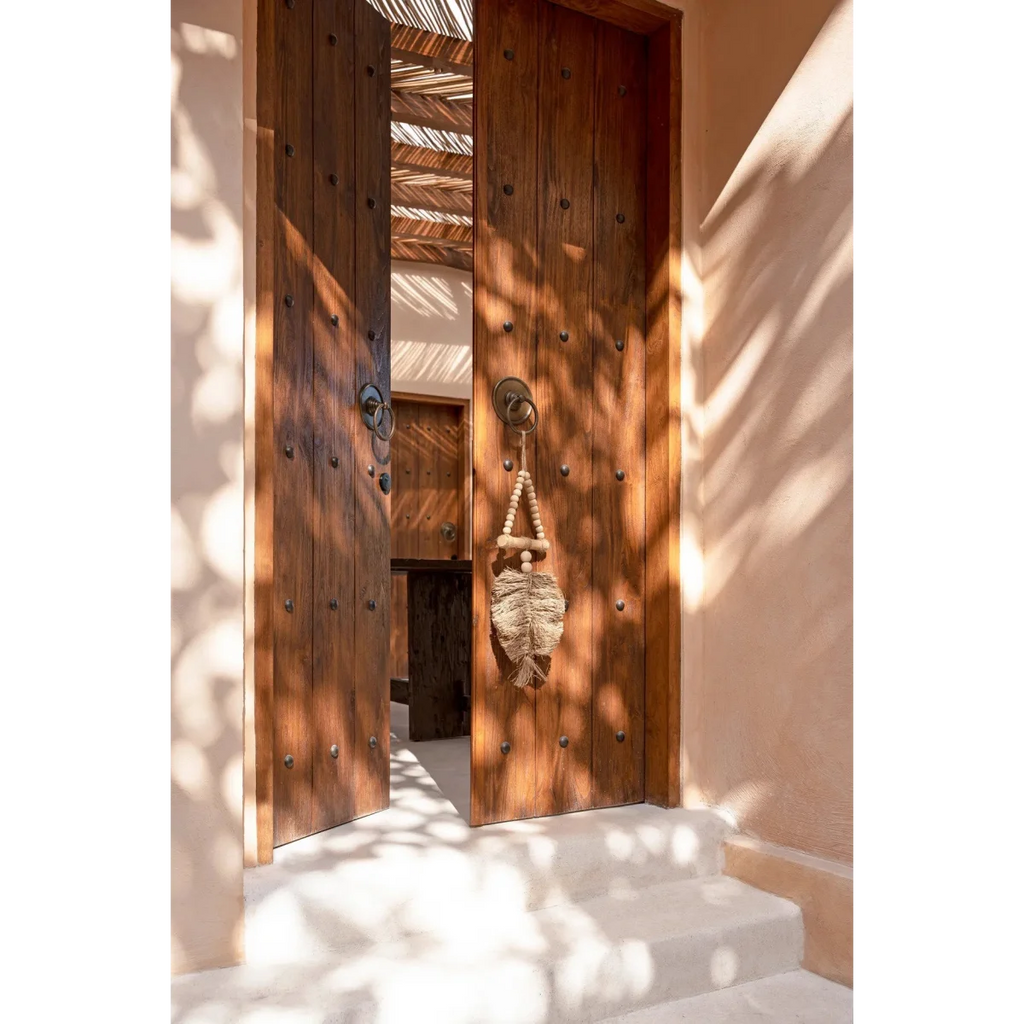 Paire de portes en bois rustique ornées de clous métalliques et pendentif en feuille