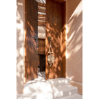 Paire de portes en bois rustique ornées de clous métalliques et pendentif en feuille