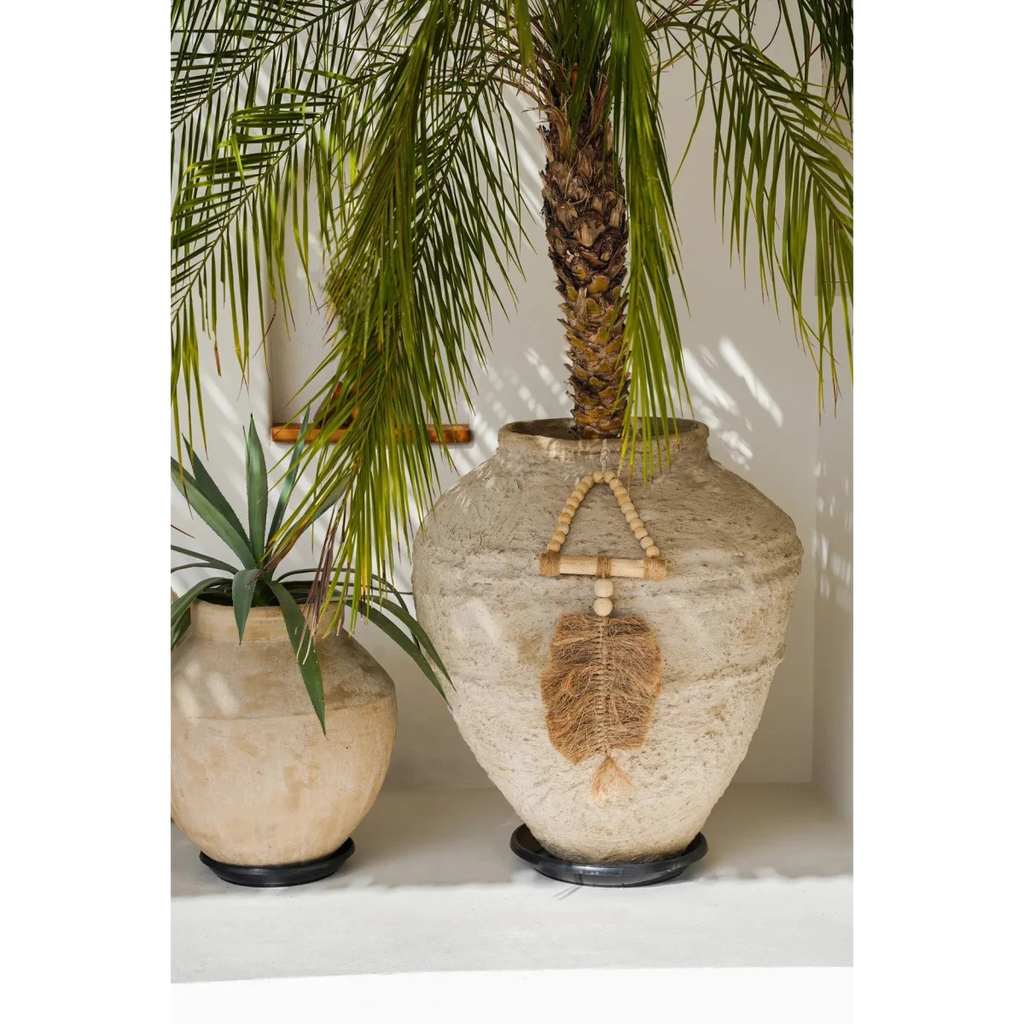 Urne en raphia naturel avec macrame feather, suspension murale triangle 60x25 cm