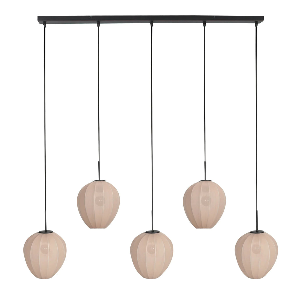 Luminaire suspendu noir avec cinq abat-jours crème pour une décoration élégante