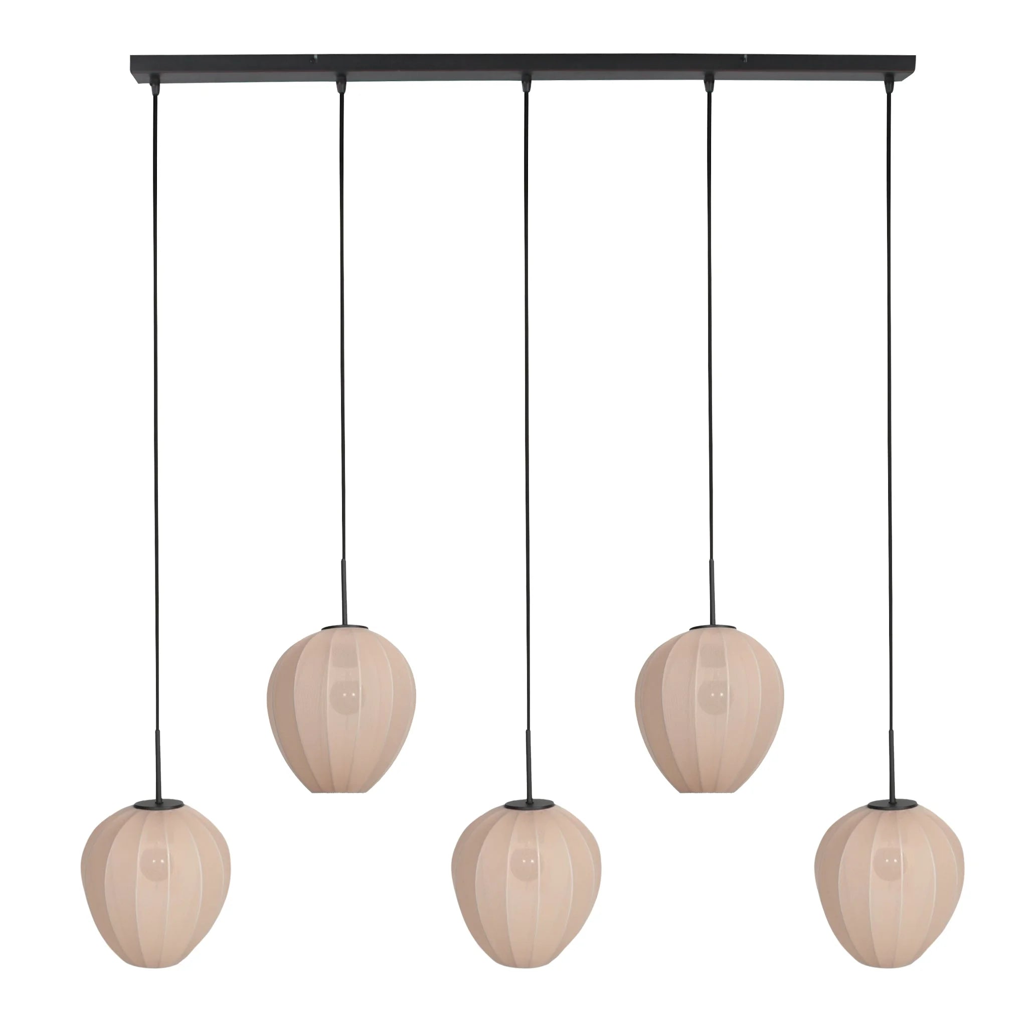 Luminaire suspendu noir avec cinq abat-jours crème pour une décoration élégante