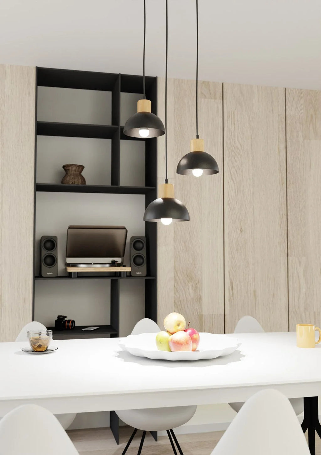 Trois suspensions noires et bois à dômes métalliques mats Ø30 cm au-dessus d’une table blanche