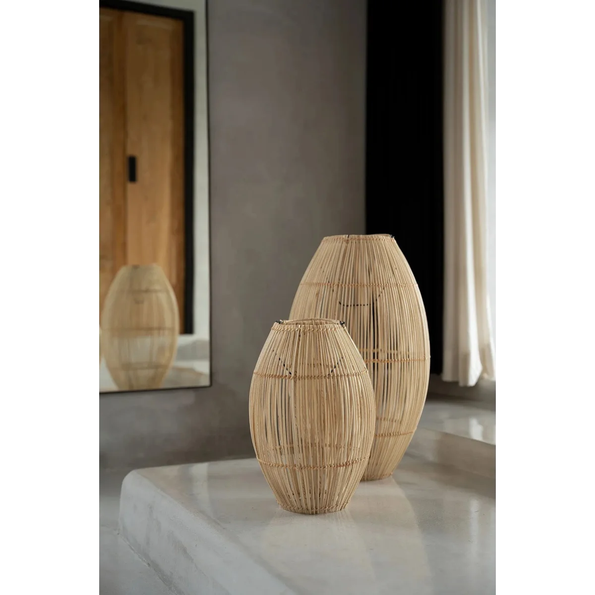 Deux vases en rotin ajouré naturels pour décoration intérieure élégante