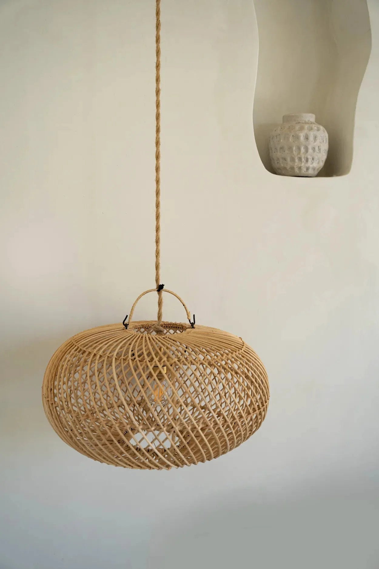 Suspension ovale en rotin naturel ajouré avec ampoule visible, diamètre 40 cm