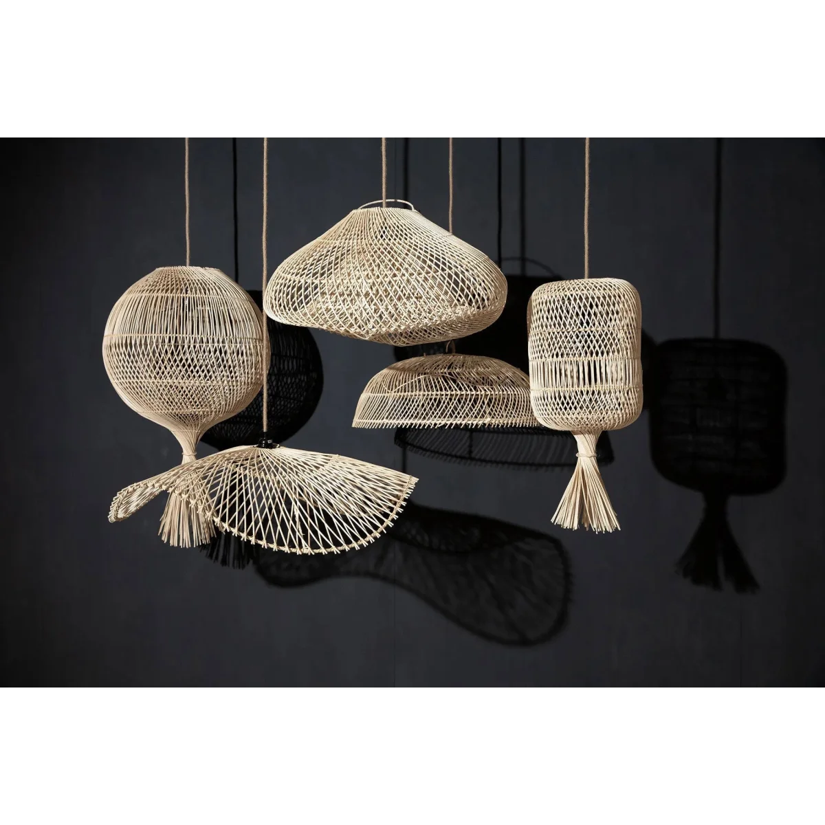 Suspension ovale en rotin naturel ajouré avec lampes en fibres naturelles organiques