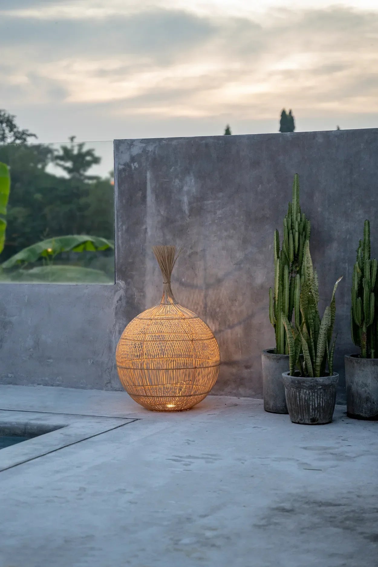 Lampe en sphere tissée illuminée suspendue en rotin naturel ajouré Ø50 cm