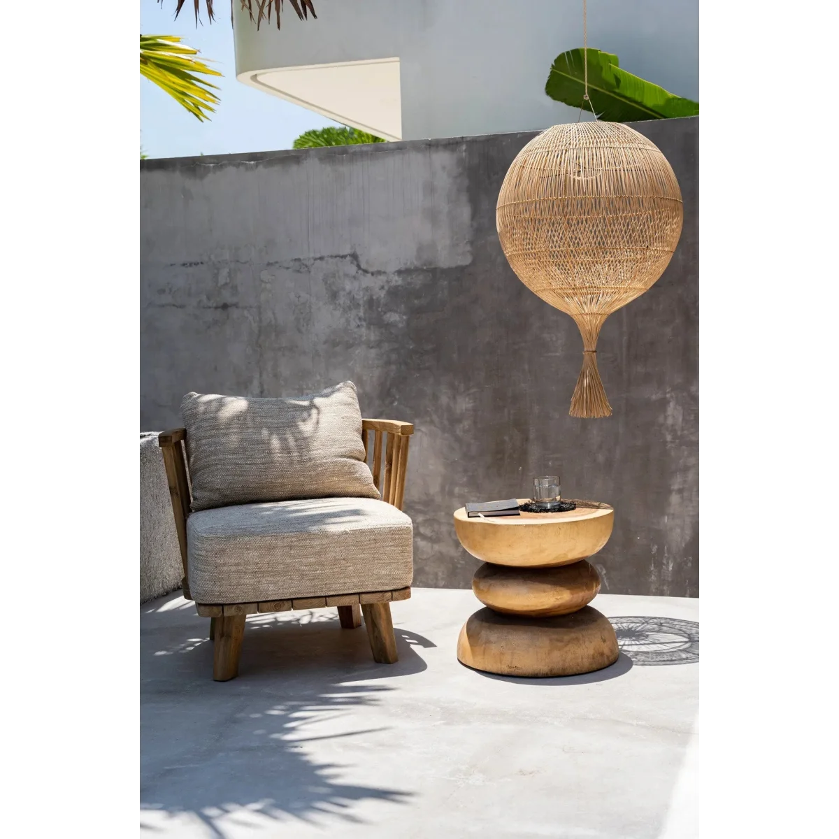 Suspension ovale en rotin naturel ajouré avec design en ballon en rotin