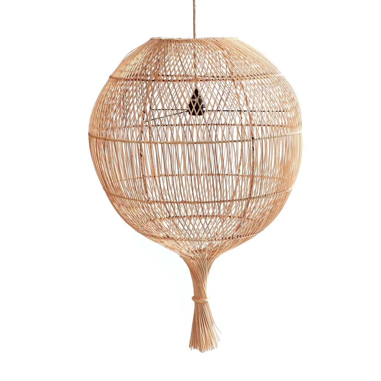 Suspension ovale en rotin naturel ajouré avec un luminaire en rotin tissé, diamètre 50 cm