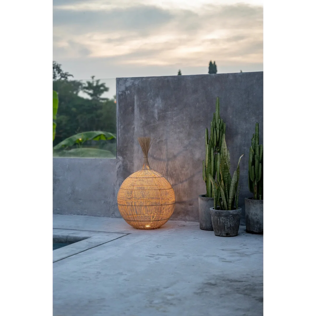Suspension ovale en rotin naturel ajouré avec lampe sphérique extérieure à l’intérieur