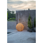 Suspension ovale en rotin naturel ajouré avec lampe sphérique extérieure à l’intérieur