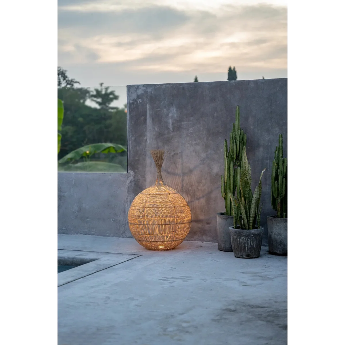 Suspension ovale en rotin naturel ajouré avec lampe sphérique extérieure à l’intérieur