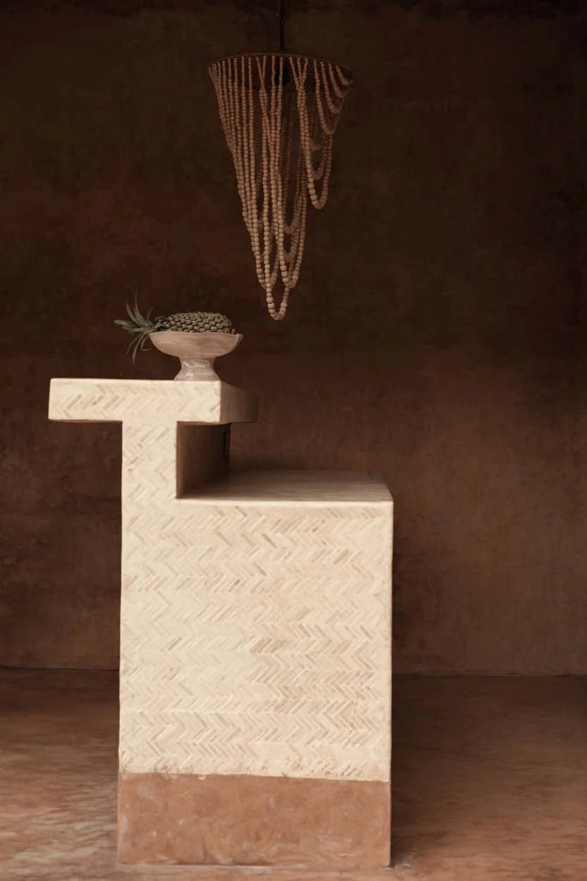 Suspension goutte en perles de bois naturel H80 cm avec bol ananas sur socle beige terracotta