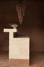 Suspension goutte en perles de bois naturel H80 cm avec bol ananas sur socle beige terracotta