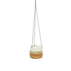 Suspension plante en feuilles de bananier blanc et jonc de mer avec un panier cylindrique en fibres naturelles suspendu