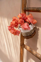 Panier suspendu en feuilles de bananier blanc et jonc de mer avec bougainvillier orange
