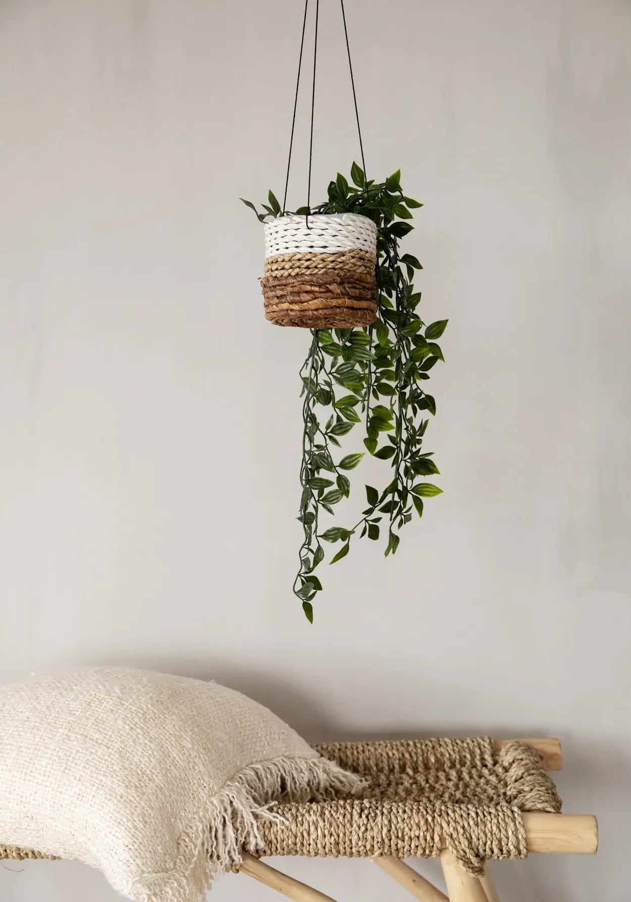 Suspension plante en feuilles de bananier blanc et jonc de mer avec plante grimpante