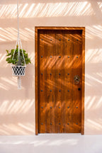 Porte en bois rustique avec accents métalliques pour suspension plante macramé blanc cassé
